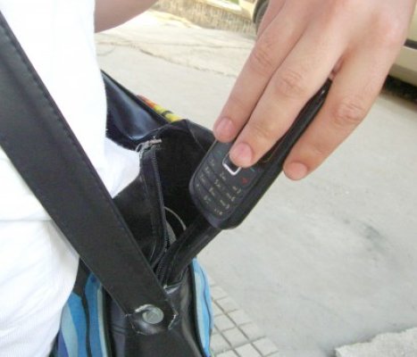 Tâlhar la 19 ani: a smuls telefonul unei fete şi a luat-o la goană